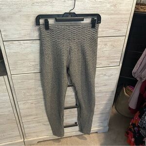 Women’s Booty Enhancing Yoga Pants Exercise  Athletic Size M  Grey Polyester